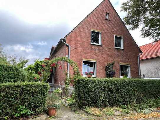 Einfamilienhaus mit Garten und Doppelgarage in Beverungen-Rothe