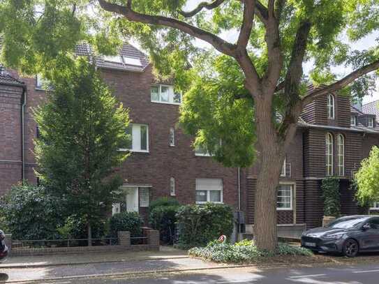 stilvolle Maisonette-Wohnung mit großzügigem Balkon sowie schönem Grünblick & Garagenstellplatz