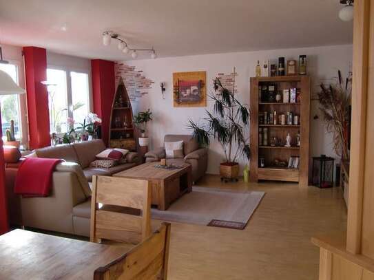 attraktive 4,5-Zimmer-Maisonette-Wohnung mit Balkon und Einbauküche in Magstadt