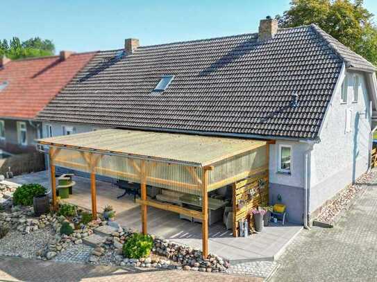 Idyllischer, modernisierter Wohncharme: DHH mit ELW und großem Gartengrundstück in Feldrandlage