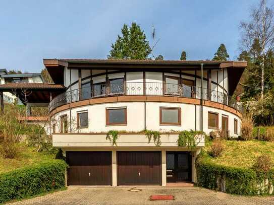 Schöne Aussichten – viele Möglichkeiten! Zweifamilienhaus mit markanter Architektur