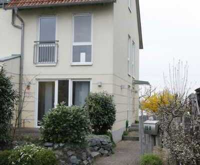 DHH artige, ruhige, lichtdurchflutete Maisonette-Wohnung in Ortsrandlage