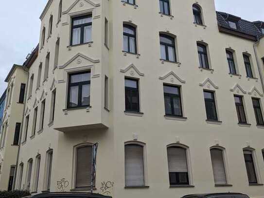 Interessant geschnittene 2-Raum-DG-Wohnung mit Balkon in MD-Stadtfeld Ost