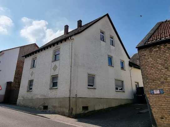 Viel Platz u. Gestaltungsoptionen - sanierungsbedürftiges Haus mit Scheune in Laubenheim zu verk.