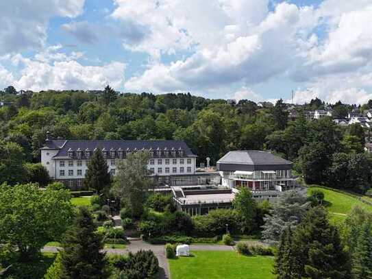 LICHTDURCHFLUTETE UND GROßZÜGIGE WOHNUNG MIT TERRASSE ZU VERMIETEN