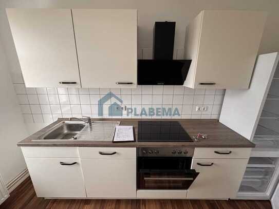 Wird renoviert, 2- Zimmer- Wohnung mit Balkon, neuwertiger Einbauküche und PKW Stellplatz zu vermiet