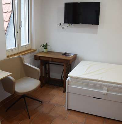 Vollmöblierte 1-Zimmer-Wohnung mit Bett, Schrank, Küche & TV in Tübingen - ideal für Pendler