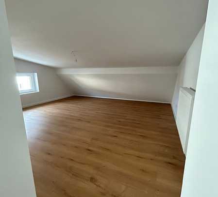 Helle 2-Zimmer Wohnung mit Einbauküche, Ankleidezimmer und Balkon