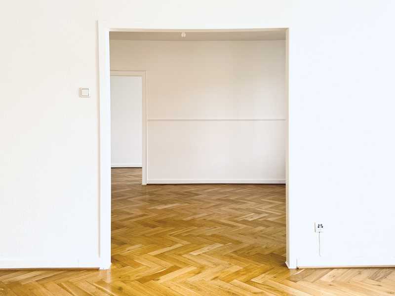 Pempelfort - bezugsfreie Altbauwohnung mit großem Balkon im 4. OG in begehrter Lage von Düsseldorf