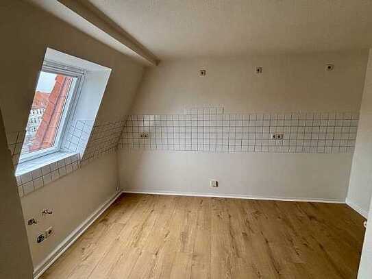 Frisch renovierte DG-Wohnung im sehr gepflegten Gründerzeithaus im Zentrum Magdeburgs