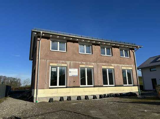 2 Fam.-Haus freistehend (Edelrohbau) mit zusätzlicher Einliegerwohnung mit ca. 58m² (vorbereitet).