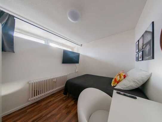 +++ Furnished room in 60599 +++