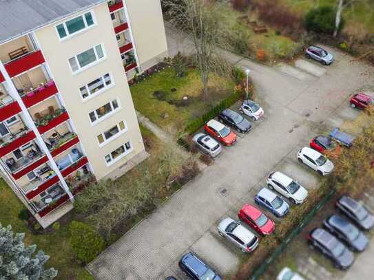 2-Zi-ETW (vermietet) im Hochparterre mit Balkon, Kellerabteil und Stellplatz (Gemeinschaftseigentum)