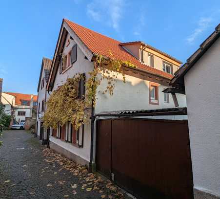 Entkerntes 1-2 Familienhaus mit Baugrundstück