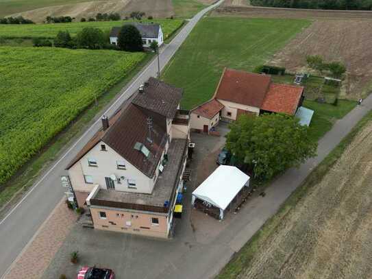 Landpension/Gutshof in sonniger Alleinlage mit Stallungen und landwirtschaftlicher Fläche