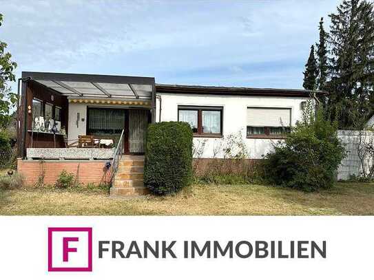 FRANK IMMOBILIEN - Bungalow in zentraler & beliebter Lage von Rudow auf großem Hammergrundstück!