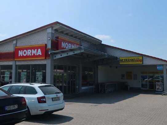 **Frequenzstandort neben "NORMA" - attraktive Fläche mit kostenl. Parkplätzen/Miete=VB (Gesamtpaket)