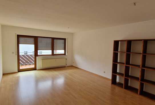 SCHÖNE WOHNUNG MIT 2 BALKONEN UND NEU RENOVIERTEM BAD IN RUHIGER WOHNSTRASSE