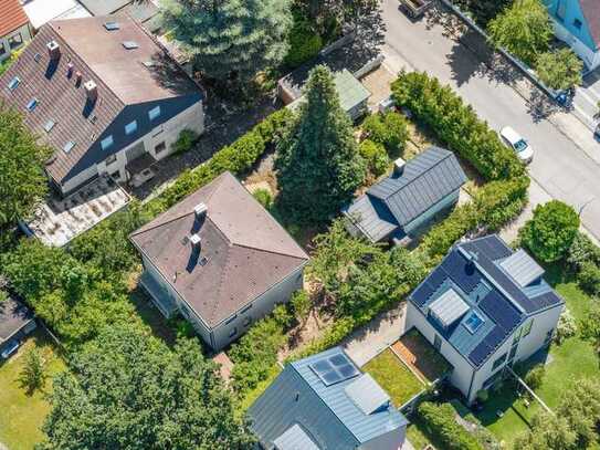 Sanierungsbedürftiges Einfamilienhaus mit Nebengebäude in München-Kleinhadern