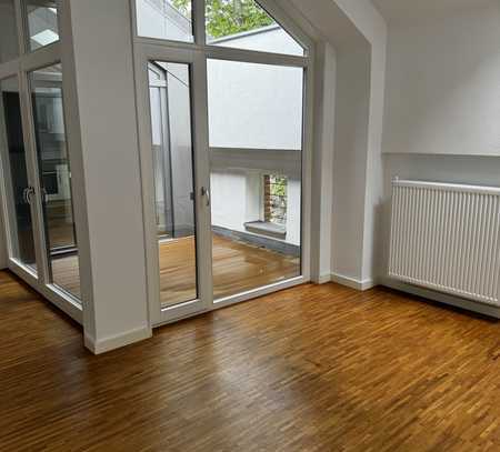 Exklusive Dachgeschoss Wohnung 2 Zi. mit innenliegender Terrasse in Pfingstbergnähe