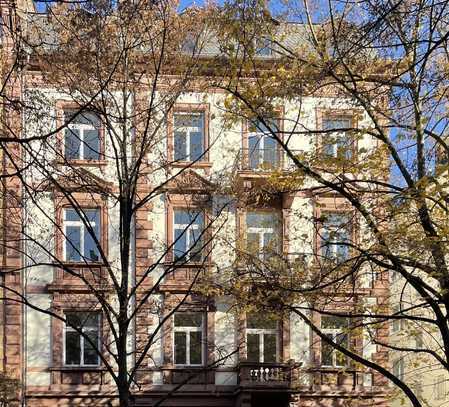 Westend: Klassische 3-Zimmerwohnung mit Terrasse im Stilaltbau