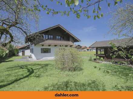 Alpenländische Idylle – Ein Haus auf dem Land mit Bergblick