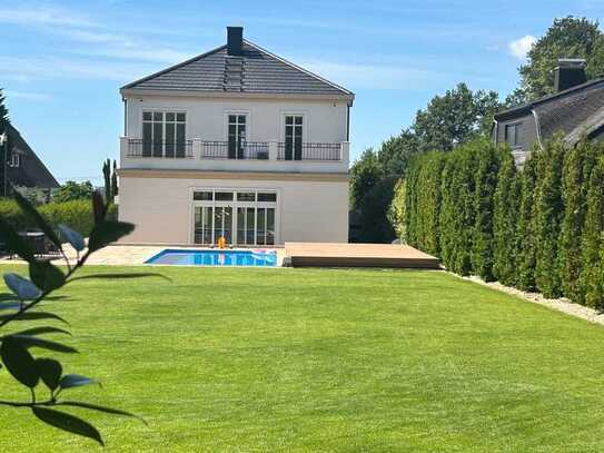 Repräsentative Neubau-Villa mit viel Privatsphäre und Outdoor-Pool! Toplage, fußläufig zum Hardtwald