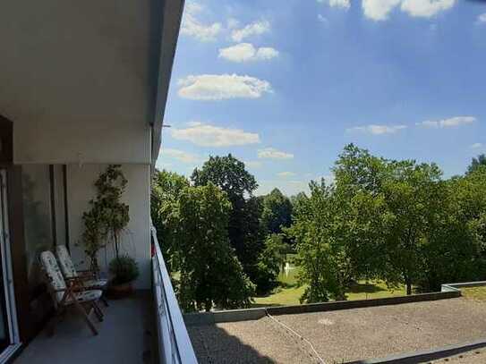 Citynah und grün. Hochwertig modernisiertes Apartment mit Balkon