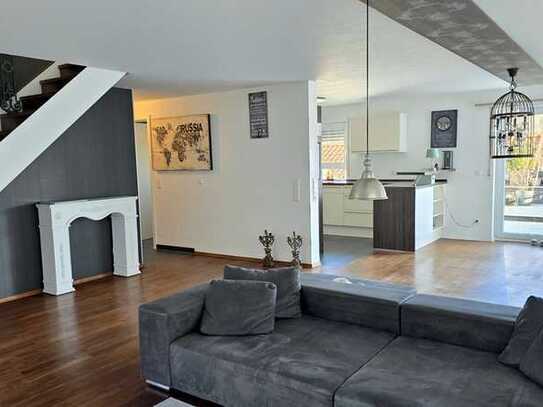 Wohntraum ! 4,5 Zimmer Maisonette Wohnung mit 2 Bädern, 2 Balkonen, Garage und Aussicht!