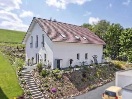 Neuwertiges Mehrgenerationenhaus mit großer Freifläche, perfekt für Selbstversorger oder Tierhaltung