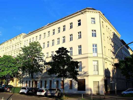 Jugendstil-Altbau; frei verfügbar: 2 Zimmer, im hellen 4. OG
-Angebote sind erwünscht-