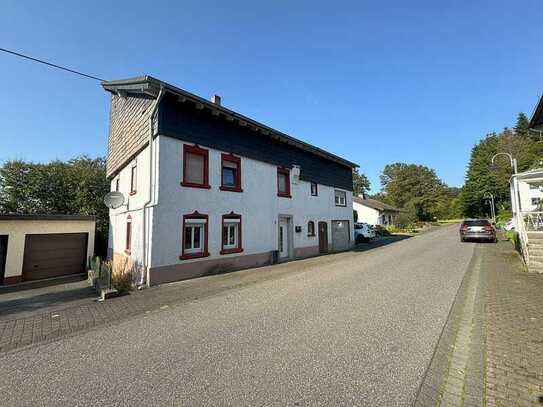 Einfamilienhaus mit Garagen