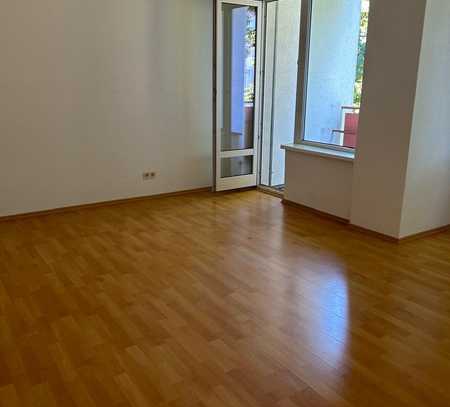 2-Raum-Wohnung mit Einbauküche und Balkon in Berlin Neukölln