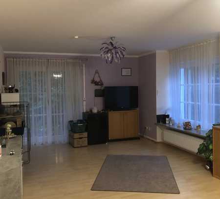 Moderne möblierte 2-Zimmer-Wohnung mit EBK und Gartenterrasse und Stellplatz in Kaufering