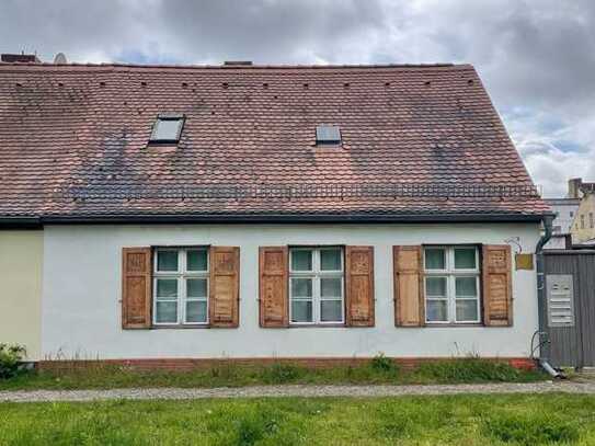 BELIEBTES WEBERHAUS IN KOMPOSITION MIT IDYLLISCHEM NEBENGELASS