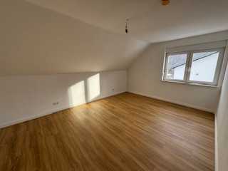 Siegen, Achenbach komplett sanierte, helle 3 ZKB DG-Whg.( Wärmepumpe) mit Garten Anteil ca. 80 m²'
