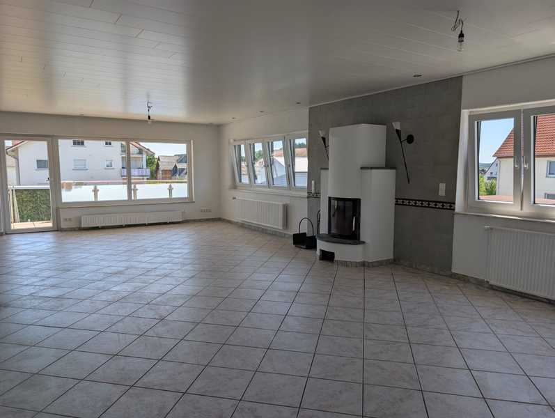                                                               Frisch renovierte 3-ZKB Wohnung 125 qm mit Kaminofen und Balkon                                                       in Hüttenberg (Lahn-Dill-Kreis)
