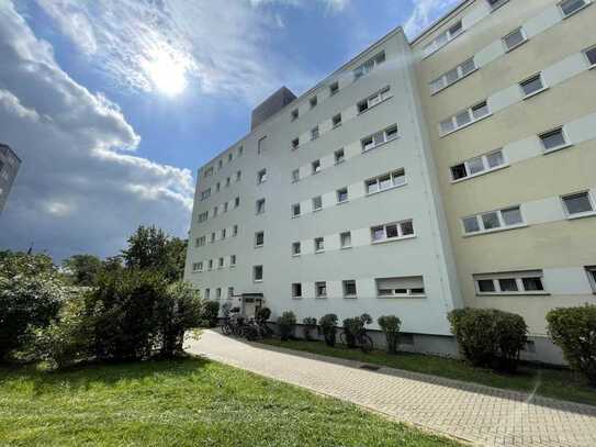 Mit Blick über die Stadt: Großzügige, schöne und möblierte 1 Zimmer-Wohnung mit Balkon in guter L...