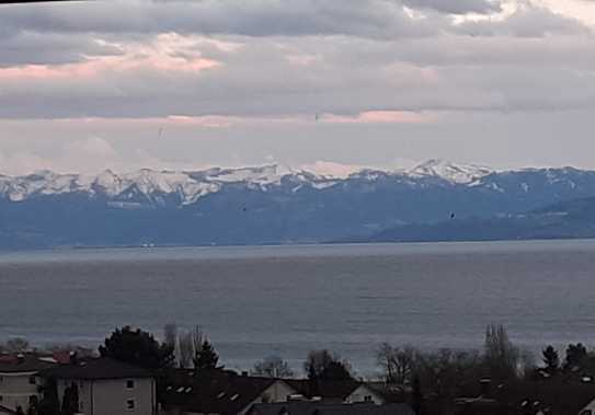 Panorama See-/Bergblick, 2,5 Zimmer-Wohnung mit EBK von Privat zu vermieten