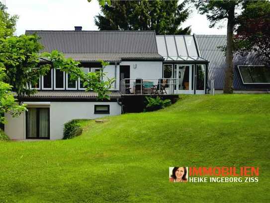 Modernes Landleben - Architektenhaus mit Holz und Glas - ohne Käuferprovision