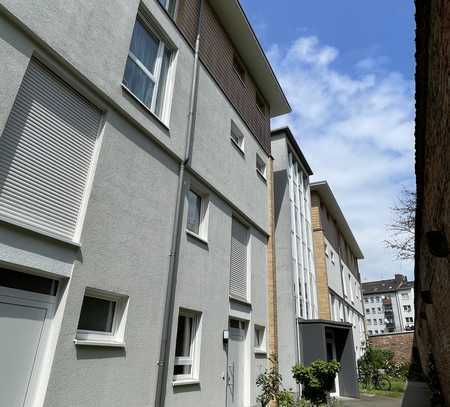 BEST OF EASTEND: Townhouse mit eigenem Garten, EBK 3 Schlafzimmer, Tiefgaragenstellplatz etc.