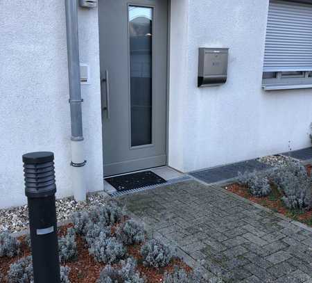 Neuwertige 2-Raum-Wohnung mit Terrasse und Einbauküche in Edingen-Neckarhausen