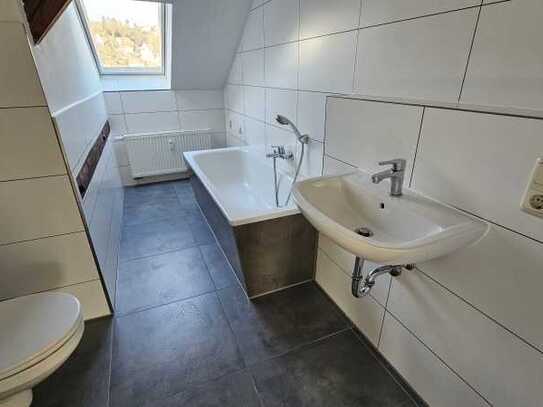 Zweitbezug! Denkmalgeschützte Altbau-Dachgeschosswohnung mit sichtbaren Gebälk...