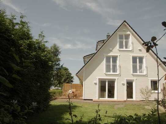 Massives Einfamilienhaus am Breeger Bodden, nahe der Ostsee. Aktuell als Ferienhaus genutzt.