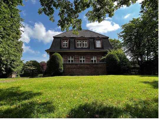 Stadtvilla (7 Zimmer) mit zeitlosem Charme auf einem parkähnlichen Grundstück (provisionsfrei)