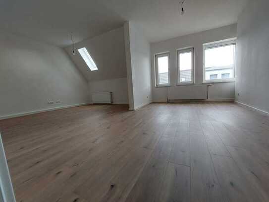 Mittendrin statt nur dabei! Frisch renovierte 3 Zimmerwohnung mit 114,41 m² im Dachgeschoss