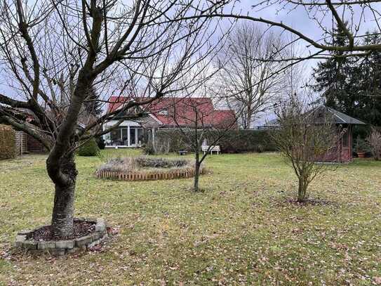 Baugrundstück im Wohngebiet mit Garage und Nebengebäuden nahe Wolziger See