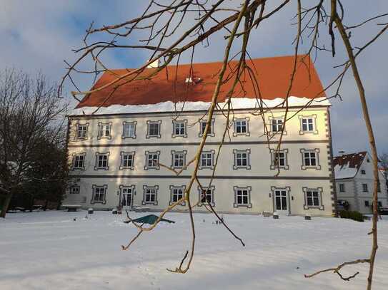 Traumwohnung in kernsaniertem Schloss