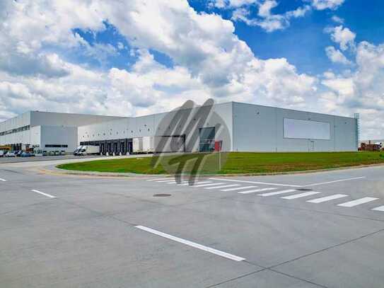KEINE PROVISION ✓ NEUBAU ✓ Lager-/Logistik (9.000 m²) & variabel Büro-/Mezzanine (900 m²)