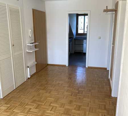 Helle, ruhige DG-Wohnung mit Balkon und EBK